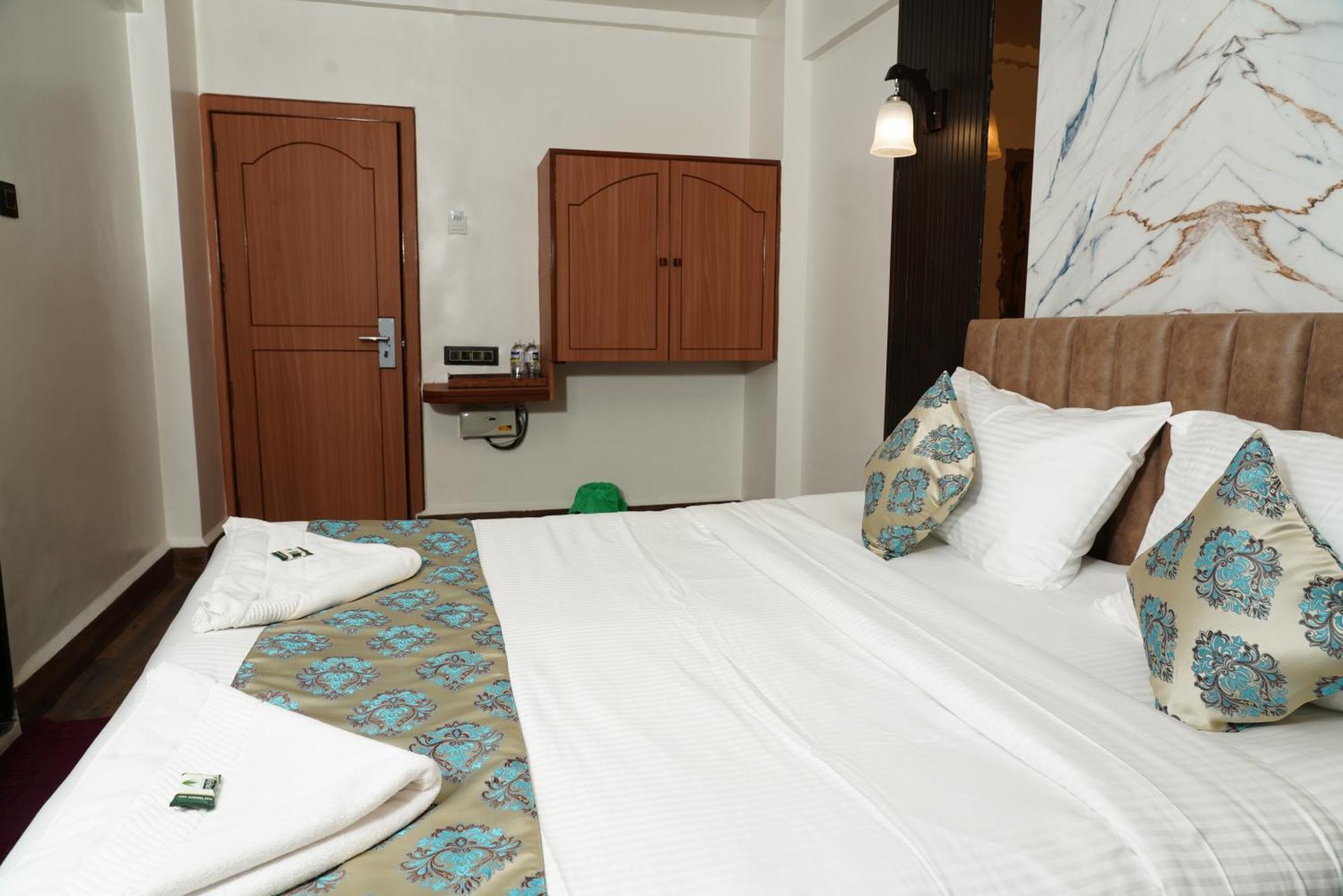 פונה Hotel Padma Krishna מראה חיצוני תמונה