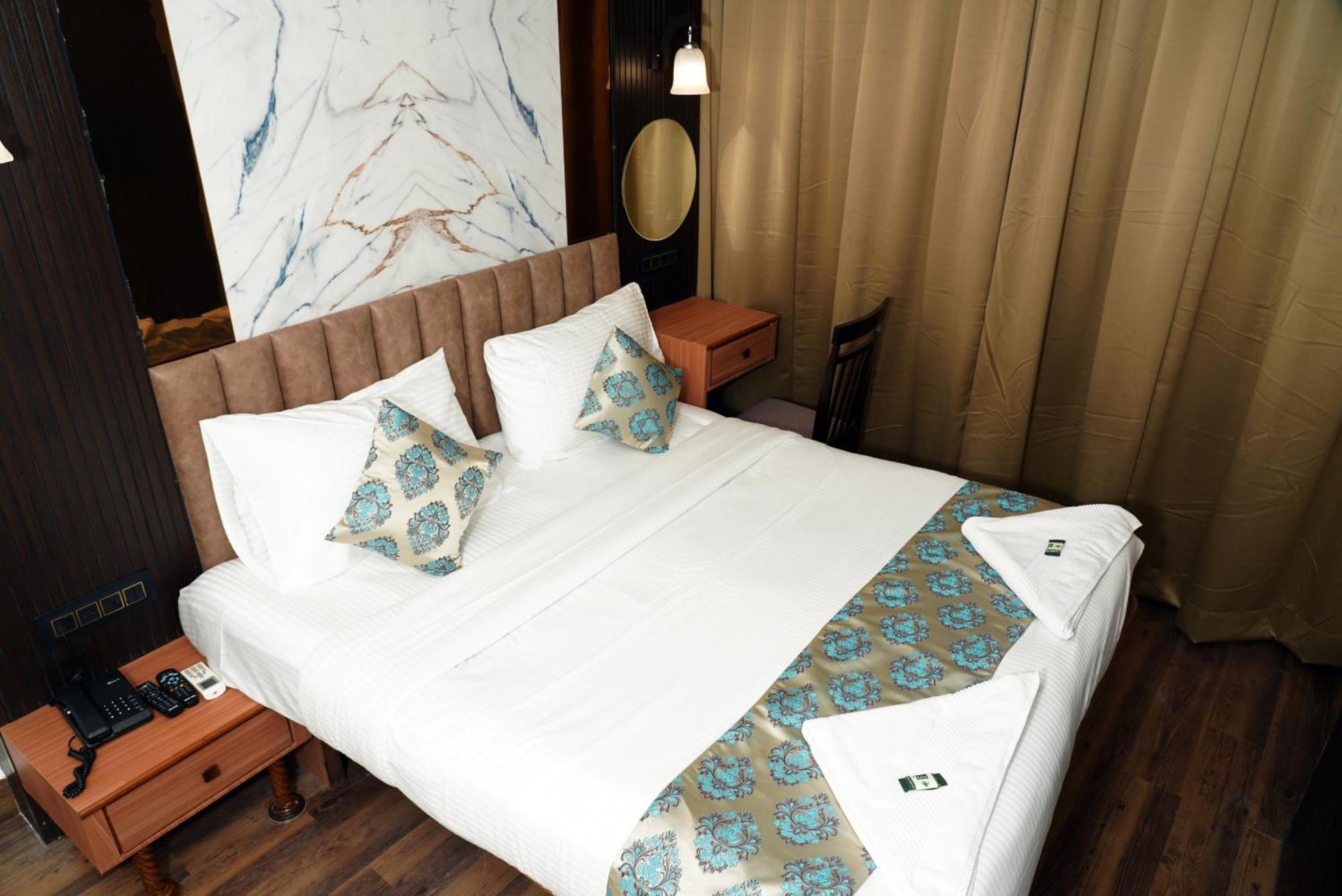 פונה Hotel Padma Krishna מראה חיצוני תמונה