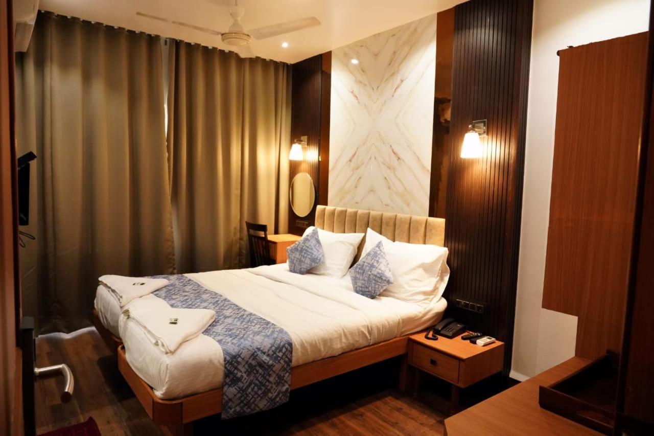 פונה Hotel Padma Krishna מראה חיצוני תמונה