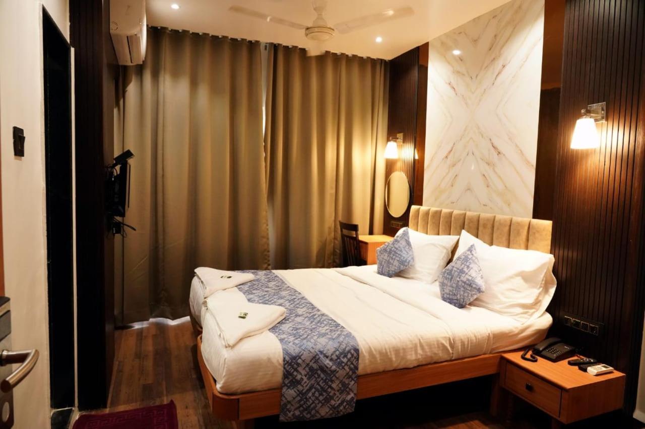 פונה Hotel Padma Krishna מראה חיצוני תמונה